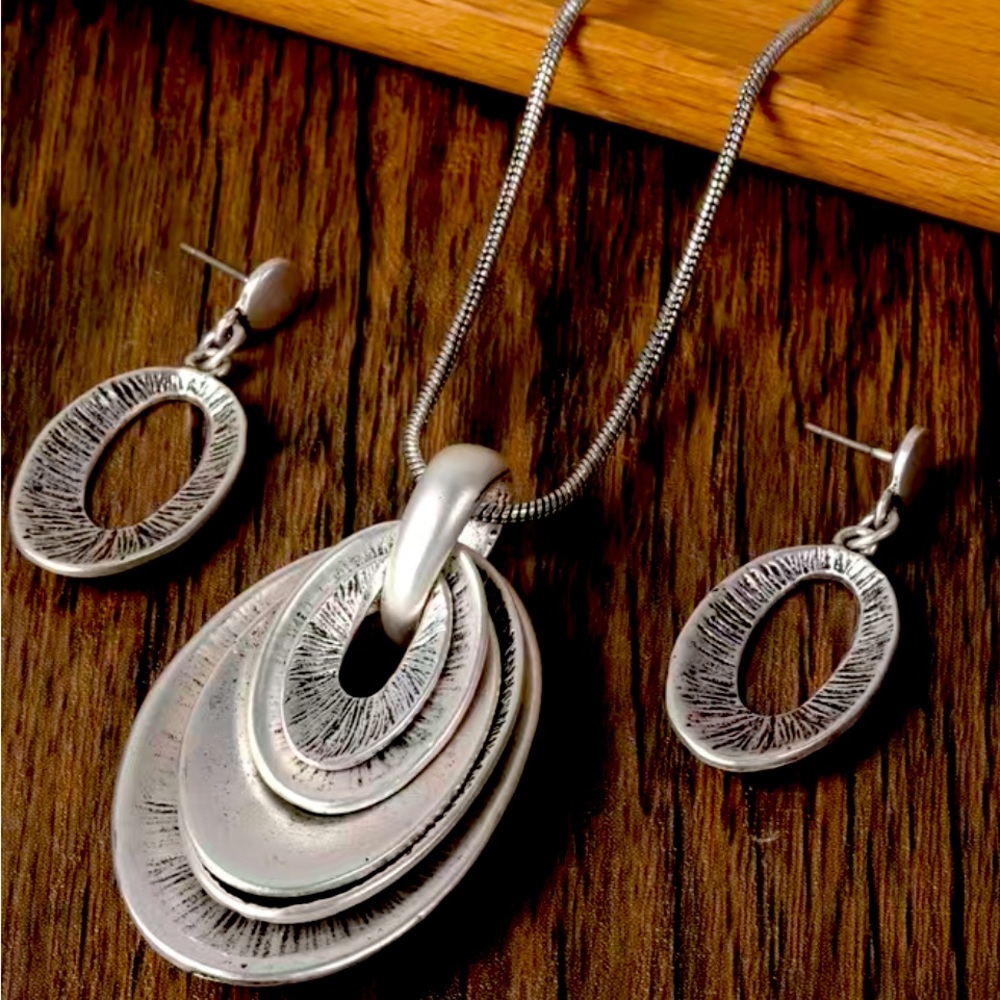 Gorgeous Necklace & Earring Set